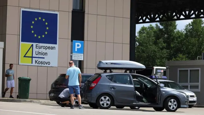 Na prelazu Merdare koristiće se i srpske i kosovske lične karte, ali ostaje i lepljenje nalepnica na registarske oznake