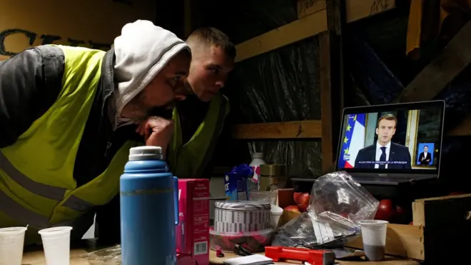 Протестующие смотрят выступление президента по ТВ