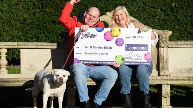 بلاك وزوجته سارة بعد الفوز باليانصيب