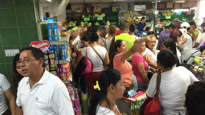 Este supermercado en Cúcuta era uno de los muchos en el país repletos de gente. En su mayoría, venezolanos comprando productos de primera necesidad.