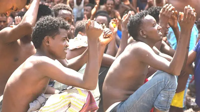 آلاف من المهاجرين الإثيوبيين والصوماليين عالقون في اليمن بينما كانوا في طريقهم إلى السعودية بحثاً عن عمل. هؤلاء يعيشون ظروفاً صعبة في بلد كثرت فيه الأزمات.