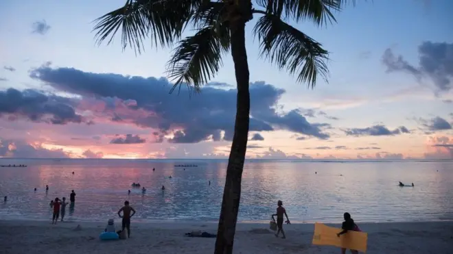 关岛风景如画的海滩每年吸引了上百万游客。