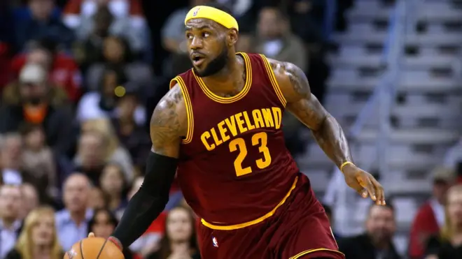LeBron a notamment réussi quatre paniers à trois points, devenant ainsi le 26ème joueur dans l'histoire de NBA à avoir réussi 1500 tirs primés.