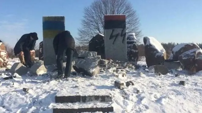 Розбитий монумент у Гуті Пеняцькій