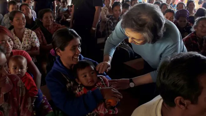 Yanghee Lee, Special Rapporteur on the situation of human rights in Myanmar, greets a Kachin ethnic woman with a child at the MaiNar KBC camp in Myitkyina, Kachin State, Myanmar, 10 January 2017.