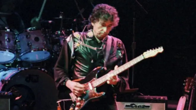 الموسيقي الأمريكي بوب ديلان لم يرفض نوبل للآداب لكنه لن يذهب لتسلمها وهو ما فعله من قبل الأديب المصري نجيب محفوظ عام 1988