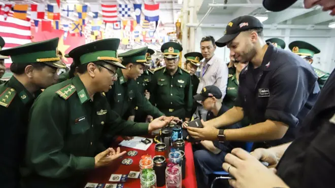 3月5日，卡爾文森號航母開始停靠越南峴港。越南軍官登艦選購紀念品。