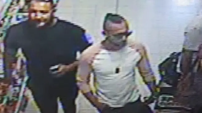 Трьох імовірних нападників коло дитини зафіксували камери стеження магазину.