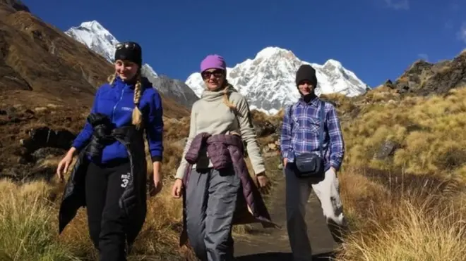 अन्नपूर्ण आधार शिविरबाट फर्किँदै गरेका रुसी पर्यटकहरू