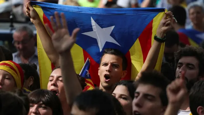 По данным соцопросов, каталонцы не так уж единодушны в своей жажде независимости