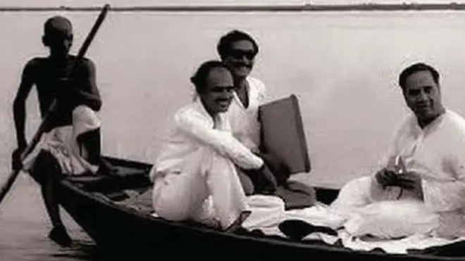 ১৯৫৪ সালের নির্বাচনে যুক্তফ্রন্টের দুই নেতা হোসেন শহীদ সোহরাওয়ার্দী ও শেখ মুজিবুর রহমান সারা দেশে ঘুরে প্রচারণা চালিয়েছেন।