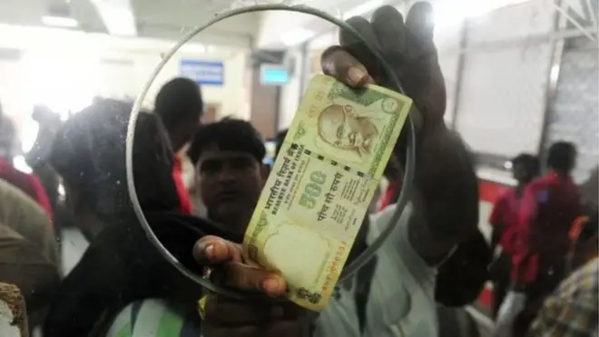 لوگ پانچ سو کے نوٹوں سے چھٹکارا حاصل کر کے اطمینان محسوس کرتے ہیں