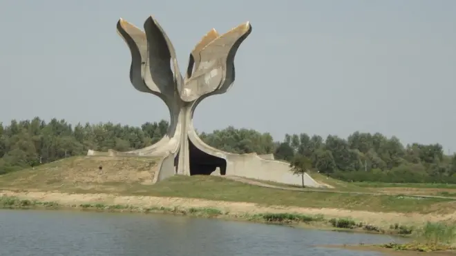 Kameni cvet je 1966. godine podignut kao „spomenik žrtvama fašizma"