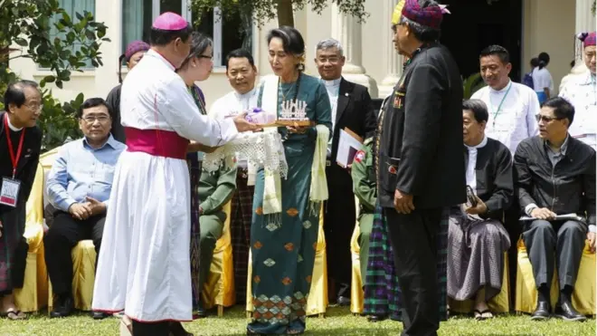 NCA ကို ပါဝင် လက်မှတ်ထိုးရေးနဲ့ ပတ်သက်လို့ ကချင်လူထု ခေါင်းဆောင်တွေကို ဒေါ်အောင်ဆန်းစုကြည် ပြောကြား