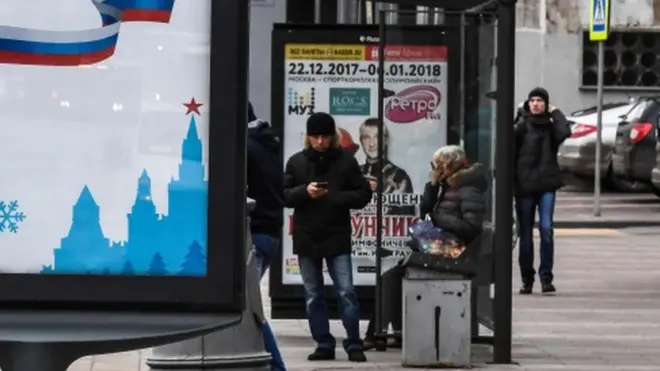 Люди на зупинці у Москві, архівне фото