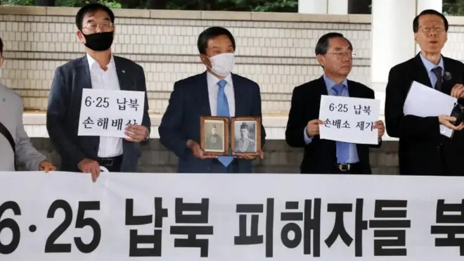 6·25 납북 피해자들과 한반도 인권과 통일을 위한 변호사모임(한변)이 2020년 6월 25일 서울 서초구 중앙지방법원 앞에서 북한에 손해배상청구소송 제기 기자회견을 하고 있다