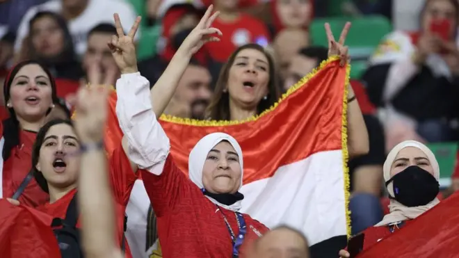مصريات يحتفلن في المدرجات