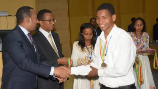 ኢዘዲን ካሚል ለፈጠራ ሥራዎቹ ከጠ/ሚ ዐበይ አሕመድ ሰርቲፊኬት ሲቀበል