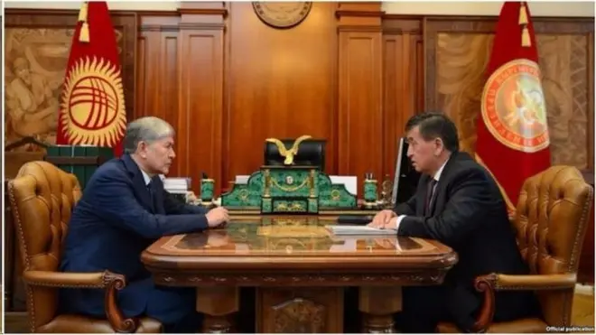 КСДП курултайынын алдында экс-президент Алмазбек Атамбаев менен президент Сооронбай Жээнбеков жолукканы жөнүндө маалымат чыкты.