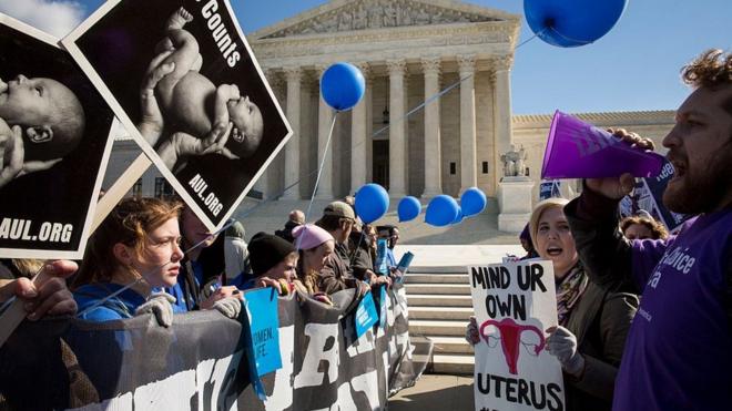Manifestantes a favor y en contra del aborto protestan frente a la Corte Suprema de Estados Unidos.