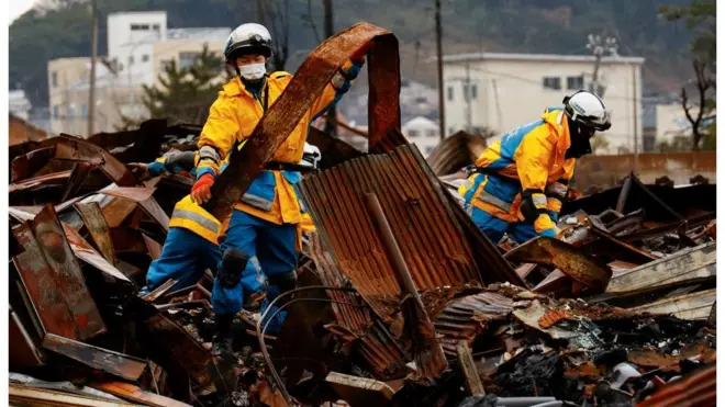 輪島市で捜索活動を続ける警官たち（7日、輪島市）
