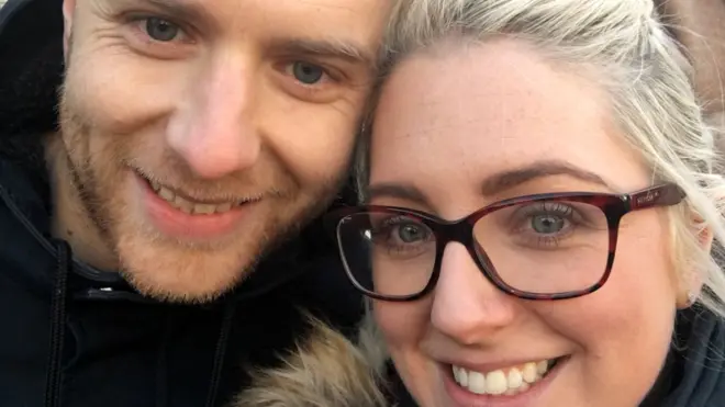 Ashleigh Topley con su marido