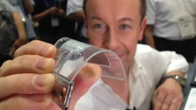 Пока что гибкая батарея не обладает достаточной мощностью для смартфона