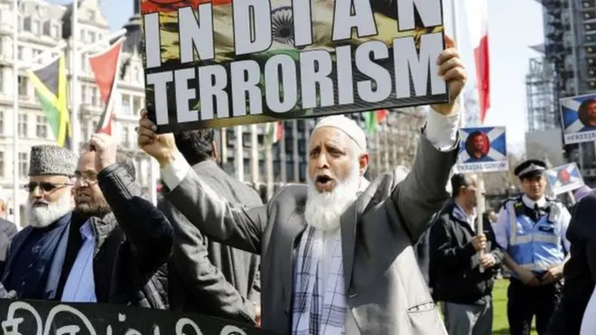 લંડન ખાતે વિરોધ કરી રહેલા સ્થાનિકો