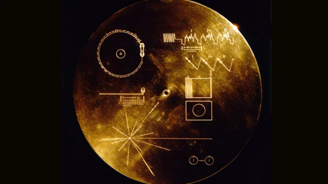 แผ่นบันทึกข้อมูลทองคำที่ส่งไปกับยานวอยเอเจอร์ 1 และ 2 เมื่อกว่า 40 ปีก่อน