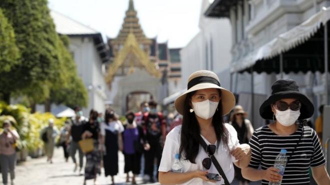 Tourists wear masks as they visit the Grand Palace in Bangkok, Thailand, 27 January 2020.