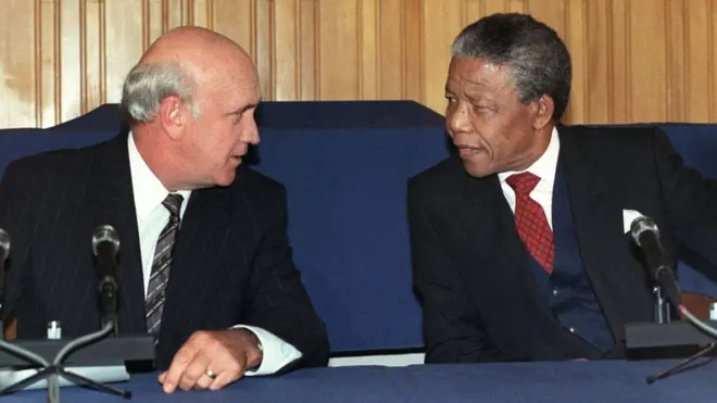 F. W. de Klerk libère Nelson Mandela, qui sera ensuite élu président de l'Afrique du Sud.