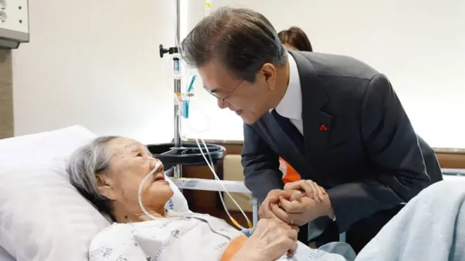 문 대통령은 4일 오전 '위안부' 피해자 김복동 할머니가 입원해 있는 서울 신촌 세브란스 병원을 찾았다