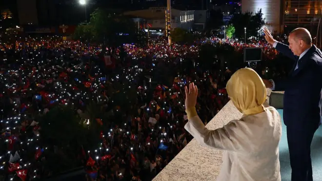 Erdoğan seçki axşamı tərəfdarları qarşısına çıxıb.