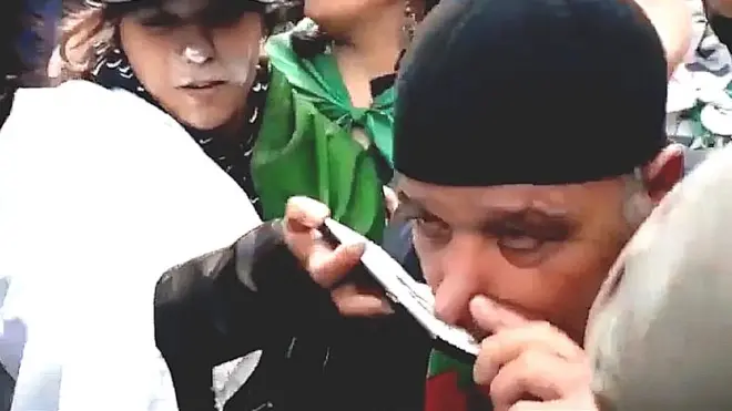 متظاهرون جزائريون يتظاهرون بتعاطي الكوكايين