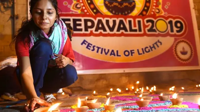 पाकिस्तान के कराची में दिवाली का उत्सव मनाती महिला