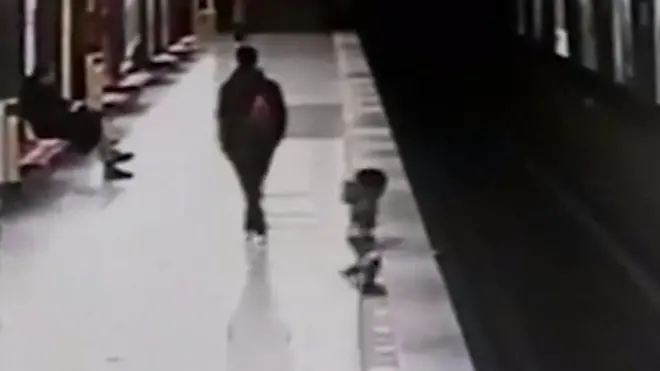 اٹلی کے شہر میلان میں دو سالہ محمد ریل کی پٹڑیوں پر جا گرا تو اٹھارہ سالہ لورینزو پیانازا بچے کی والدہ کی پکار پر اس کی مدد کو پہنچے۔ دیکھیے اس واقعے کی سی سی ٹی وی فوٹیج۔