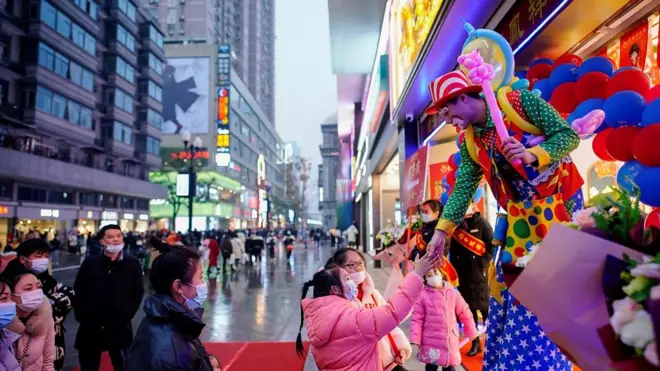 武汉街头小朋友与小丑握手