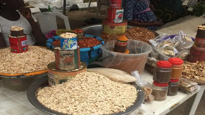 Table wey food stuffs full on top