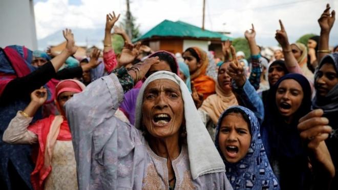 印控克什米尔首府斯利那加妇女儿童上街抗议印度政府取消克区自治地位。