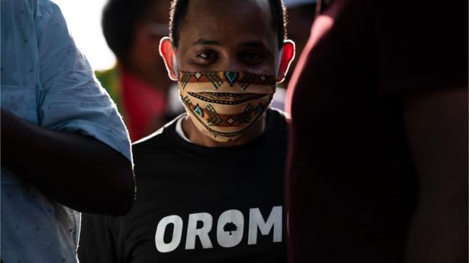 متظاهر أثيوبي كتب على قميصه اسم عرقية "الأورومو"