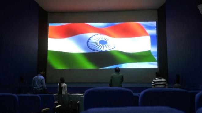 新德里一家戏院播放电影前在萤幕上展示印度国旗