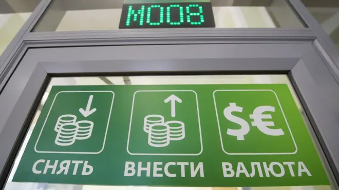 С розничных депозитов Сбербанка в августе вывели почти миллиард долларов