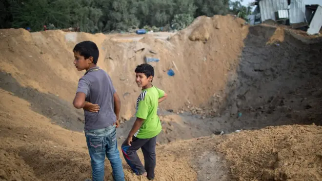 Saldırı sonrası açılan çukur