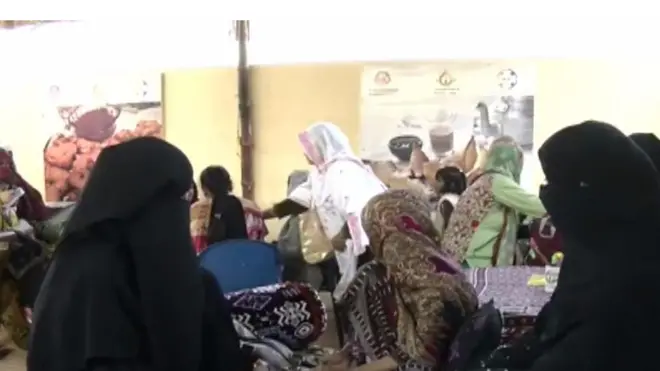 پاکستان کے سب سے بڑے شہر کراچی کے ایک پسماندہ علاقے میں وویمن ڈوپلمنٹ فاؤنڈیشن نامی تنظیم نے خواتین کا ڈھابہ قائم کیا ہے۔