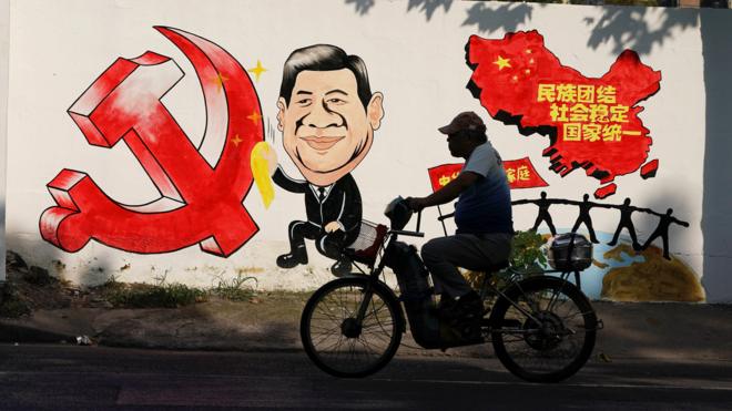 上海街头一幅宣传习近平政策的绘画（28/9/2018）