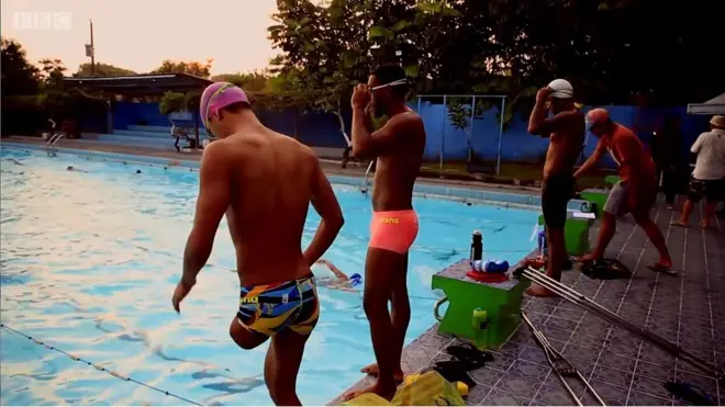 คนขาขาดยืนริมสระน้ำ