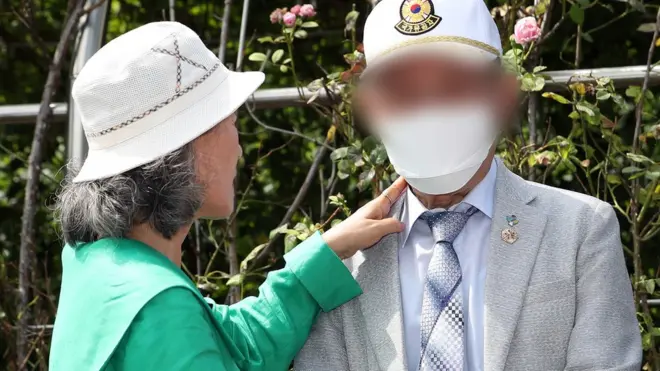 북한으로 끌려가 수년간 강제노역을 하고 탈북한 국군포로 한모 씨와 박선영 물망초 이사장이 7일 오후 서울 서초구 서울중앙지방법원 앞에서 북한과 김정은 국무위원장을 상대로 낸 손해배상 청구 소송 승소 관련 기자회견을 마친 후 대화하고 있다.