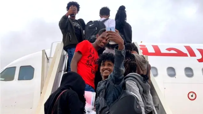 ስደተኛታት ኣብ ነፋሪት እናተሰቕሉ