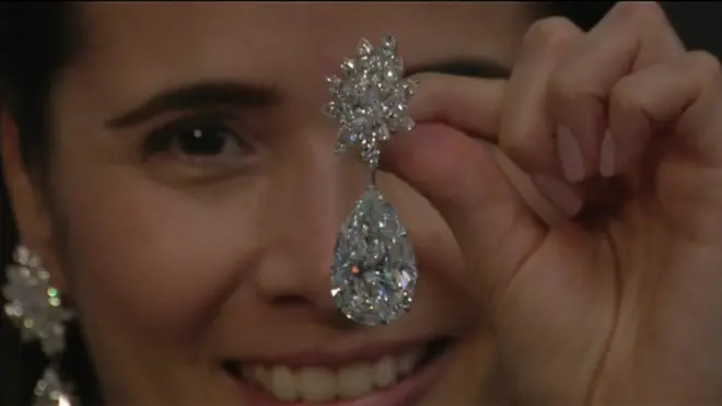 بين المعروضات في مزاد الماس فس جنيف حلق "مرآة الحب"، الاسم الذي أطلقته دار كريستي الشهيرة