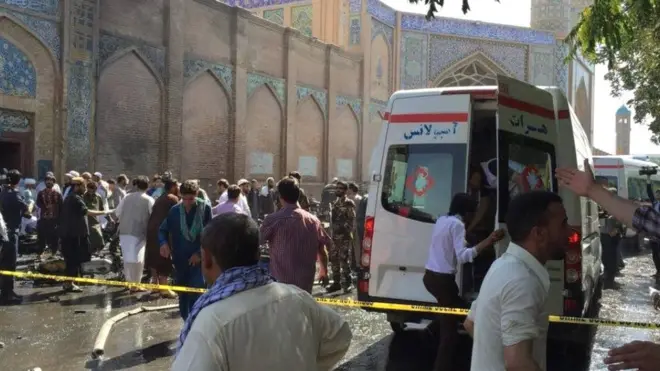 مقامات پلیس در هرات گفته‌اند انفجاری در مقابل دروازه شمالی مسجد جامع هرات دست کم جان ۷ نفر را گرفت و ۱۶ نفر را هم زخمی کرده است